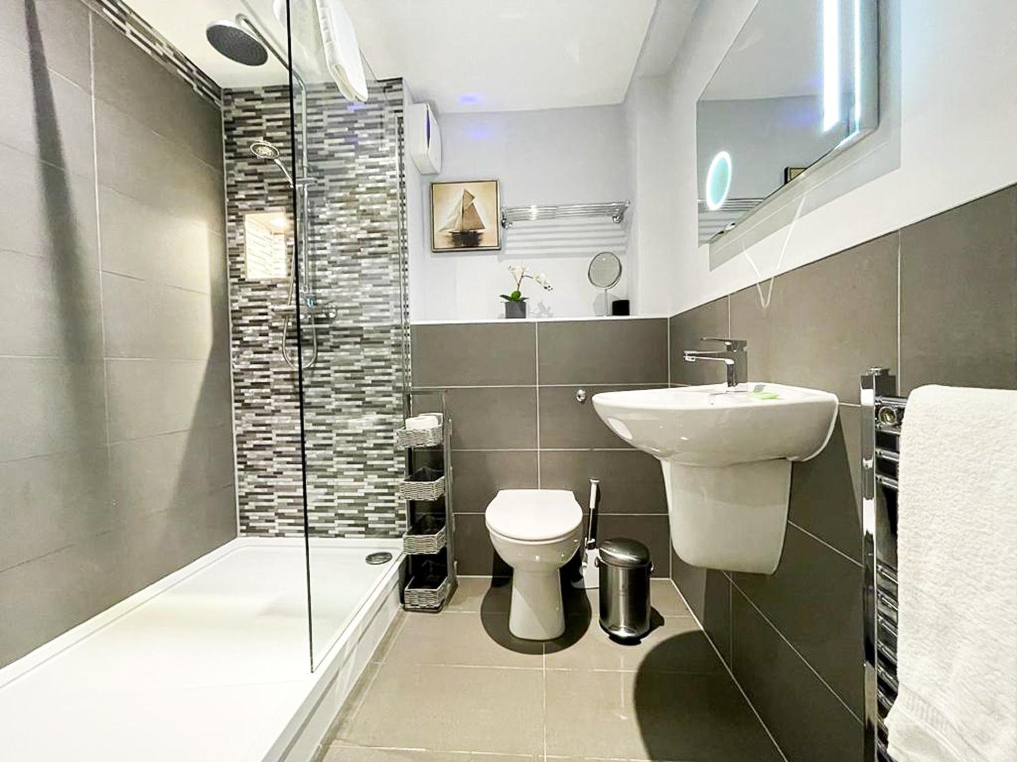Modern 3 Bedroom Apartment, West End 爱丁堡 外观 照片